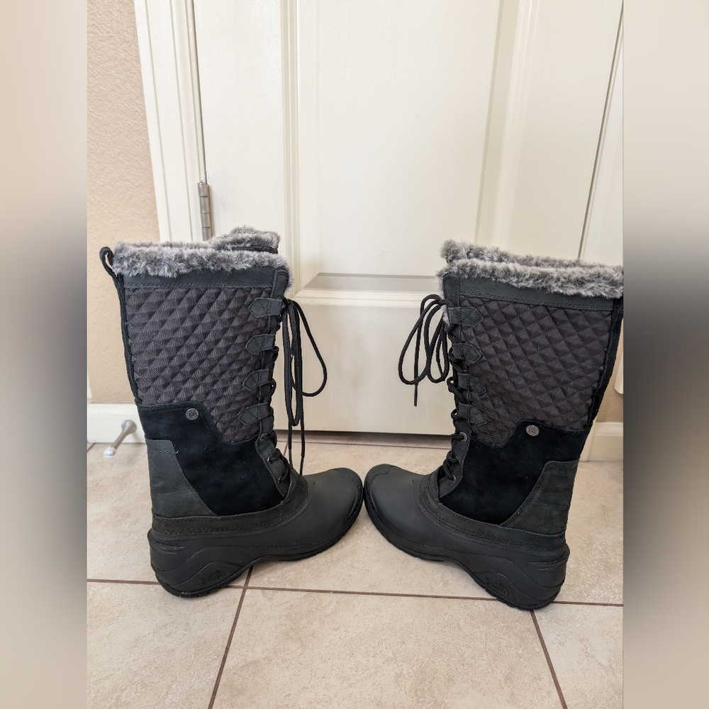 The North Face Women's 7 Black and Gray Winter Boots